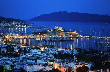 Geceleri Bodrum limanının manzarası. Türk Rivierası