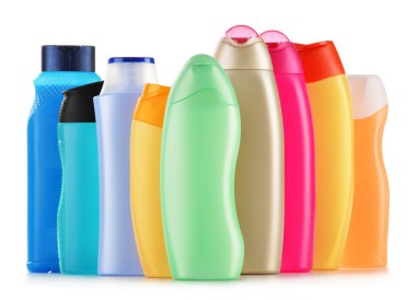 Plastik şişeler dolusu vücut bakımı ve güzellik ürünleri.