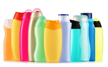 Plastik şişeler dolusu vücut bakımı ve güzellik ürünleri.