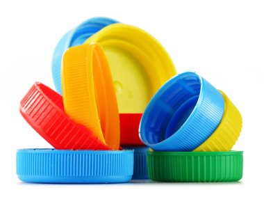 plastik şişe kapakları üzerinde beyaz izole