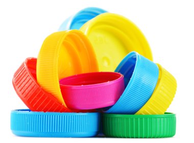 plastik şişe kapakları üzerinde beyaz izole