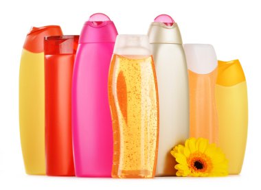 Plastik şişeler dolusu vücut bakımı ve güzellik ürünleri.