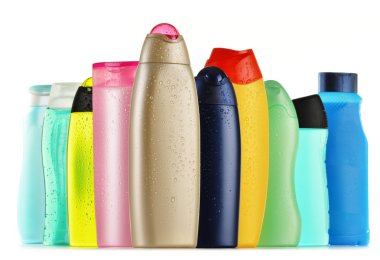 Plastik şişeler dolusu vücut bakımı ve güzellik ürünleri.