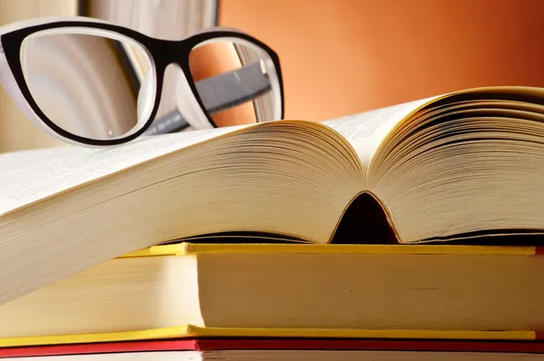 Composition with glasses and books on the table — Stock Photo, Image