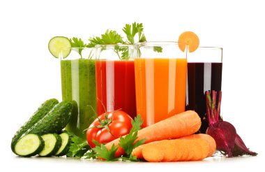 gözlük ile üzerine beyaz izole taze sebze suları