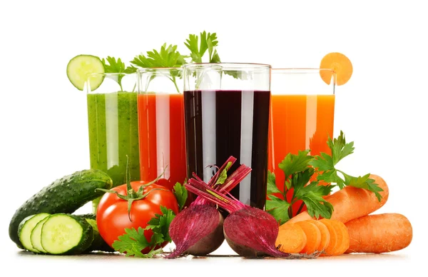 Vasos con zumos de verduras frescas aislados en blanco — Foto de Stock