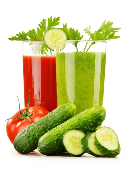 Vasos con zumos de verduras frescas aislados en blanco —  Fotos de Stock