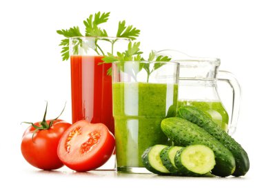 gözlük ile üzerine beyaz izole taze sebze suları