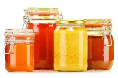 kavanoz bal üzerine beyaz izole ile kompozisyon