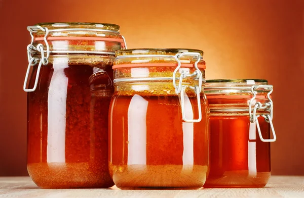 Композиція з баночками з меду — стокове фото