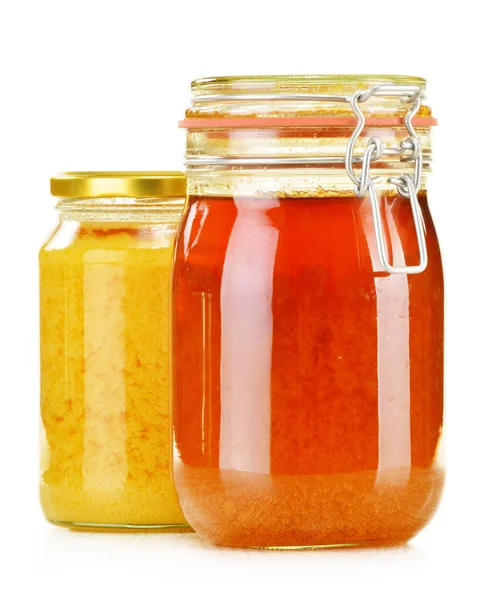 Samenstelling met pot met honing geïsoleerd op wit — Stockfoto