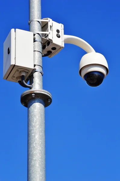 Hi-tech telecamera a cupola tipo sopra cielo blu — Foto Stock