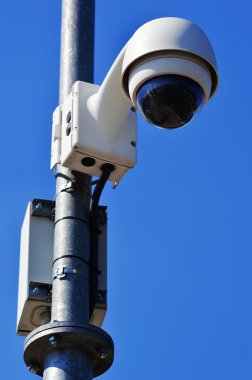 Hi-Tech kubbe tipi kamera üzerinde mavi gökyüzü