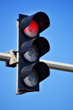 Mavi gökyüzünde trafik ışıkları