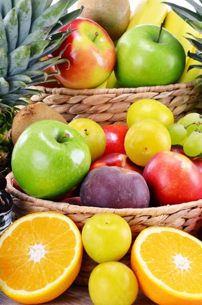 Composição com variedade de frutas frescas. Dieta equilibrada — Fotografia de Stock