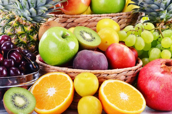 Composición con variedad de frutas frescas. Dieta equilibrada —  Fotos de Stock