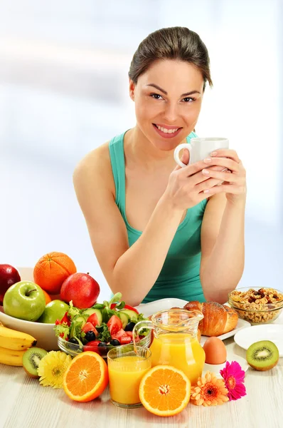 Une jeune femme qui prend son petit déjeuner. Régime alimentaire équilibré — Photo