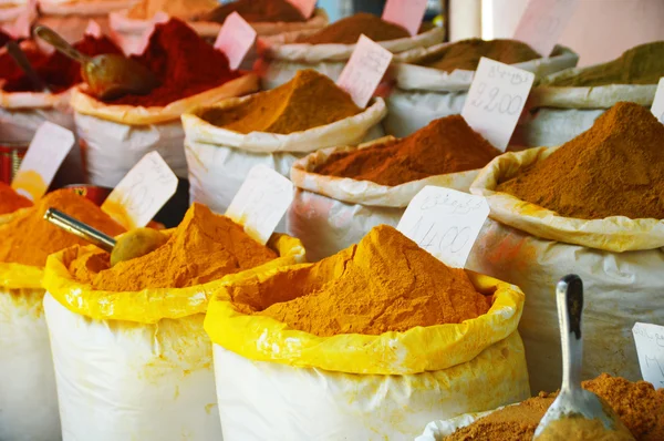 Spezie in negozio arabo tra cui curcuma e curry in polvere — Foto Stock