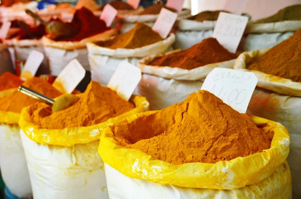 Especias en tienda árabe incluyendo cúrcuma y curry en polvo — Foto de Stock