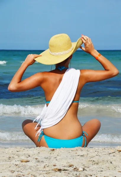 Young woman on the mediterranean beach — Stock Photo, Image