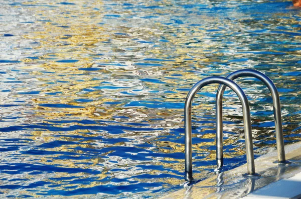 Schwimmbad im Touristenort während der Sommerzeit — Stockfoto