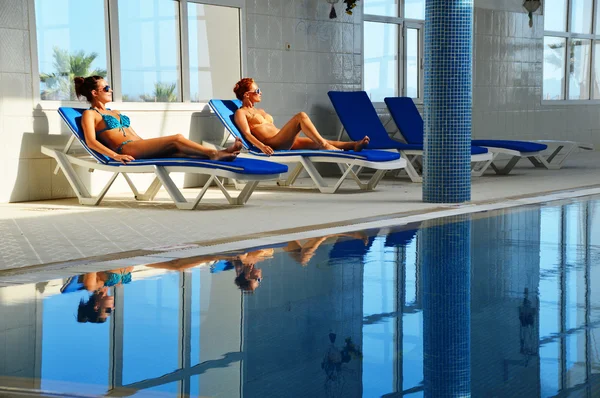 Twee jonge vrouwen bij het zwembad — Stockfoto