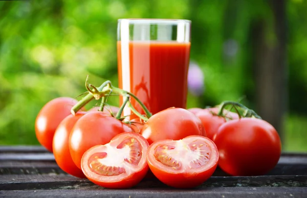 西红柿和果汁在花园里。有机食品 — 图库照片