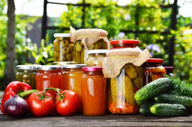 kavanoz turşu sebze bahçesinde. Marine gıda