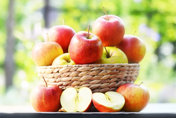 在花园里的有机苹果。均衡的饮食 — 图库照片