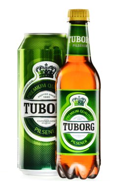 şişe ve kutu üzerinde beyaz izole tuborg bira