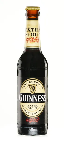 Botella de cerveza Guiness aislada en blanco — Foto de Stock