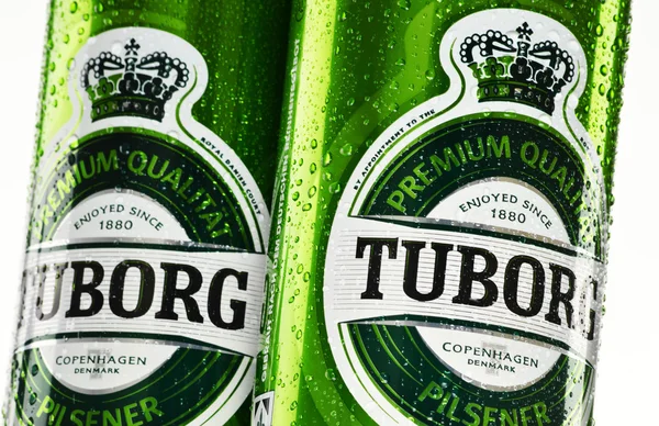 Latas de cerveja Tuborg isoladas em branco — Fotografia de Stock