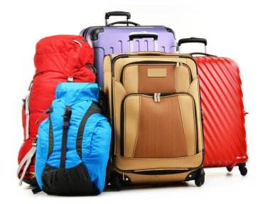 bavul ve üzerinde beyaz izole turistik arka çantalar