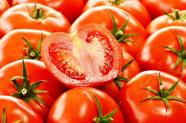 Verse biologische tomaten op straat kraam — Stockfoto