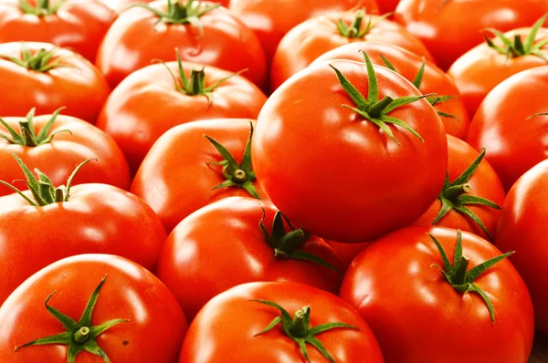 Tomates orgânicos frescos em baia de rua — Fotografia de Stock