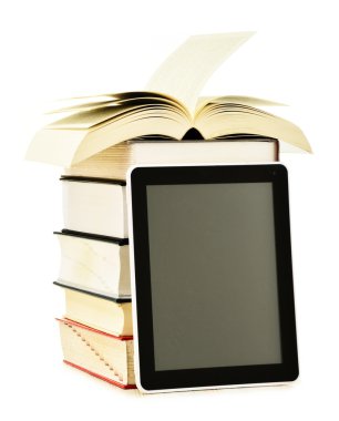 Kitaplar ve tablet bilgisayar üzerinde beyaz izole kompozisyonu