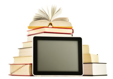 Kitaplar ve tablet bilgisayar üzerinde beyaz izole kompozisyonu