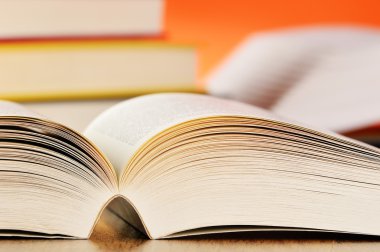 Masanın üzerinde kitaplar olan kompozisyon