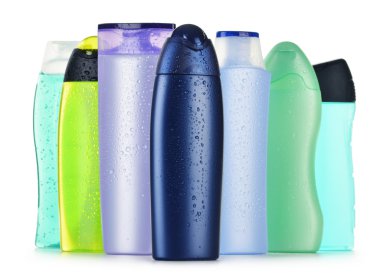 Plastik şişeler dolusu vücut bakımı ve güzellik ürünleri.