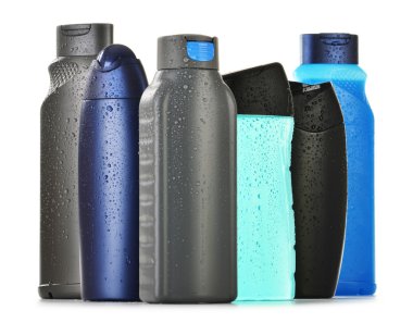 Plastik şişeler dolusu vücut bakımı ve güzellik ürünleri.