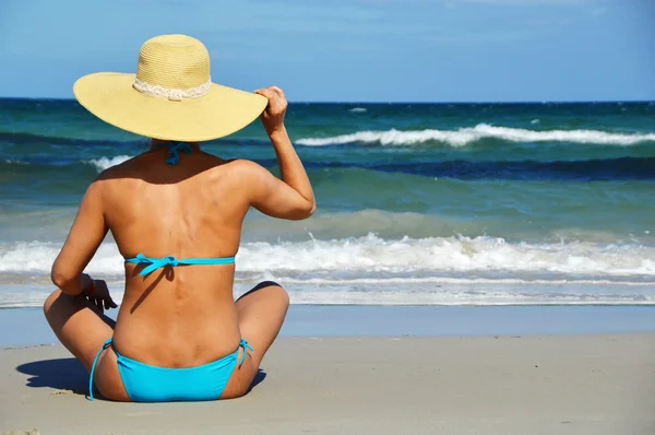 地中海のビーチで若い女性 — ストック写真