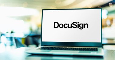 POZNAN, POL - MAR 24, 2021: Merkezi San Francisco, Kaliforniya 'da bulunan ve şirketlerin elektronik anlaşmaları yönetmesine olanak sağlayan Docusign' ın logosunu gösteren dizüstü bilgisayar