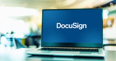 POZNAN, POL - MAR 24, 2021: Merkezi San Francisco, Kaliforniya 'da bulunan ve şirketlerin elektronik anlaşmaları yönetmesine olanak sağlayan Docusign' ın logosunu gösteren dizüstü bilgisayar