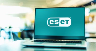 POZNAN, POL - 15 MAR 2021: ESET 'in logosunu gösteren dizüstü bilgisayar, anti-virüs ve güvenlik ürünleri sunan Slovak bir internet güvenlik şirketi