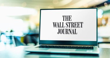 POZNAN, POL - MAR 15, 2021: The Wall Street Journal 'ın logosunu gösteren dizüstü bilgisayar, New York merkezli iş odaklı İngilizce günlük gazete