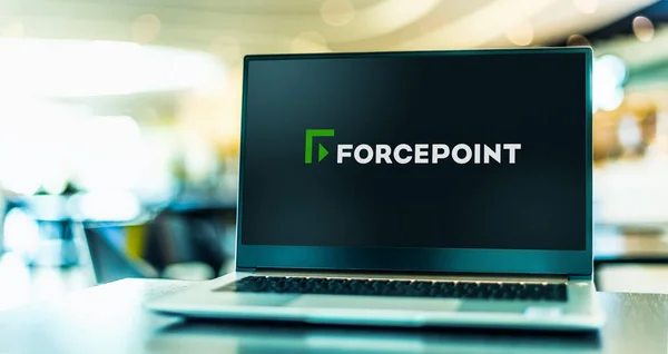 Poznan Pol Mar 2021 Komputer Laptop Yang Menampilkan Logo Forcepoint — Stok Foto