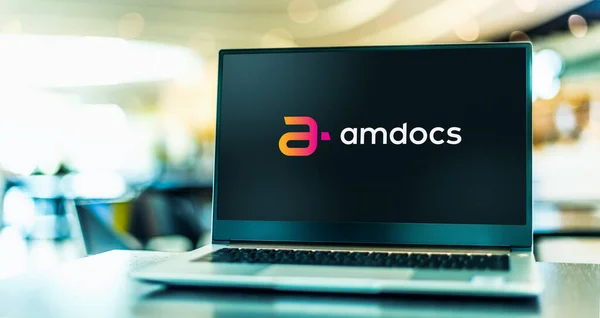 Poznan Pol Mar 2021 展示Amdocs标志的笔记本电脑 Amdocs是一家专门从事通信 媒体和金融服务提供商及数字企业的软件和服务的公司 — 图库照片