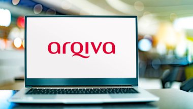 POZNAN, POL - OCT 1, 2021: Arqiva 'nın bir telekomünikasyon şirketi olan ve İngiltere' de altyapı, yayın iletimi ve akıllı metre tesisleri sunan dizüstü bilgisayar logosu