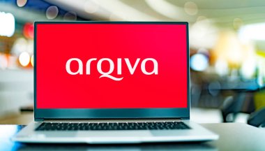 POZNAN, POL - OCT 1, 2021: Arqiva 'nın bir telekomünikasyon şirketi olan ve İngiltere' de altyapı, yayın iletimi ve akıllı metre tesisleri sunan dizüstü bilgisayar logosu