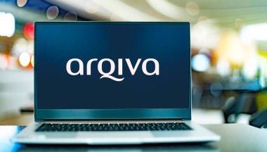 POZNAN, POL - OCT 1, 2021: Arqiva 'nın bir telekomünikasyon şirketi olan ve İngiltere' de altyapı, yayın iletimi ve akıllı metre tesisleri sunan dizüstü bilgisayar logosu